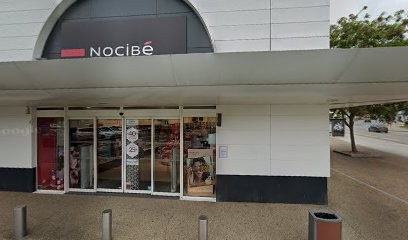 Douglas, Parfumerie à Fougères